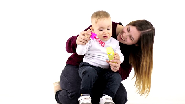 母亲和她的小儿子在播放以白色为背景的普通视频视频下载