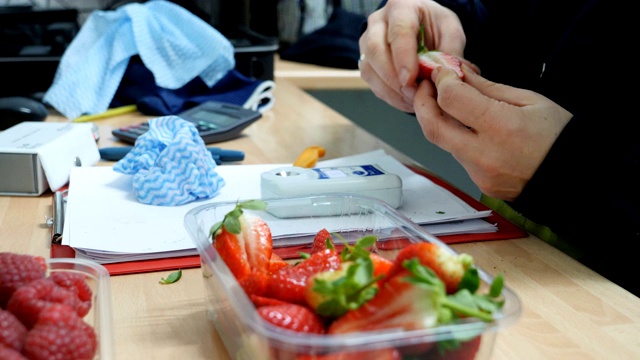 水果农场质量控制工人检查草莓的甜味。视频素材