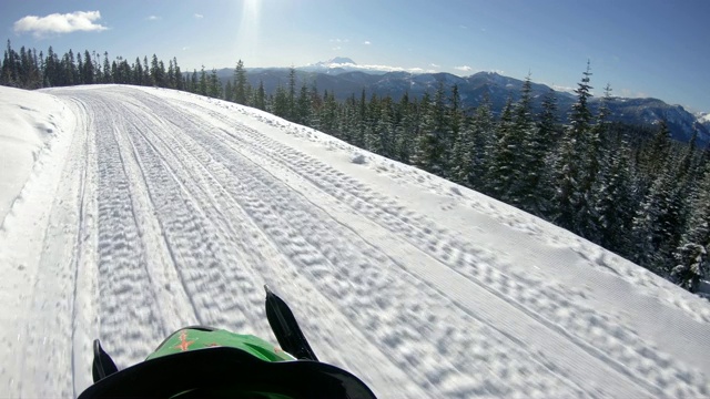 在华盛顿州阳光明媚的冬日里，雷尼尔山的雪地摩托景色视频素材