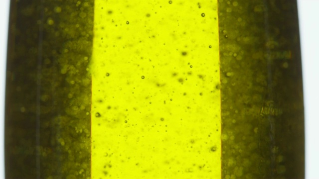玻璃中的气泡与黄色液体视频素材