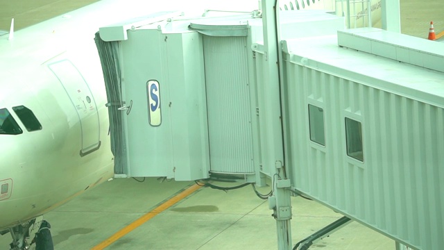 机场通往飞机的舷梯视频素材