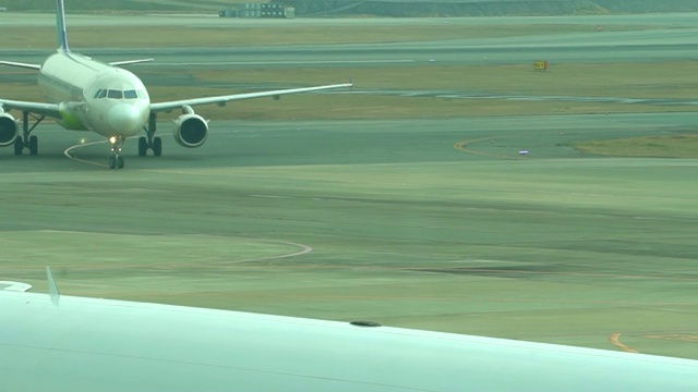 机场通往飞机的舷梯视频素材