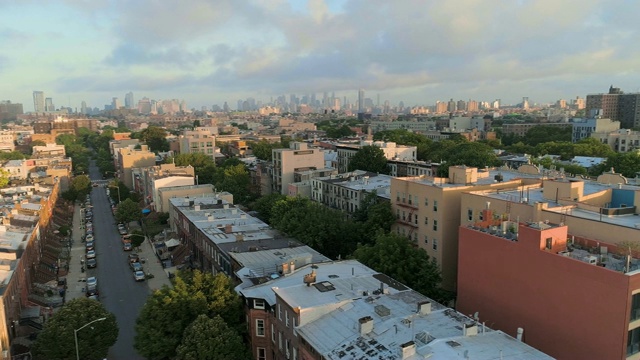 从布鲁克林俯瞰住宅区，俯瞰曼哈顿的鸟瞰图。全景相机运动。视频下载