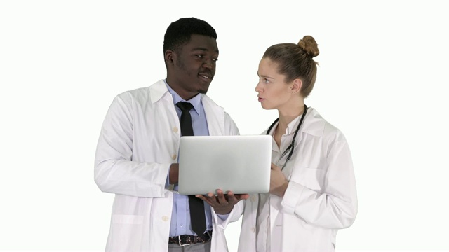 医务人员在一台灰色笔记本电脑前工作，站在白色的背景上视频素材