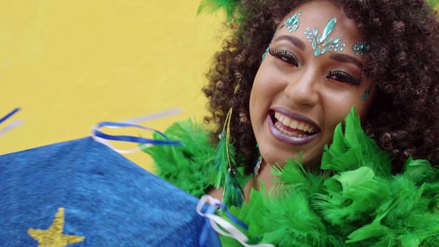 微笑的女人庆祝在巴西伯南布哥狂欢节视频下载