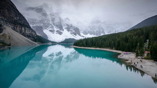 加拿大阿尔伯塔省班夫国家公园的冰碛湖，从右向左移动视频素材