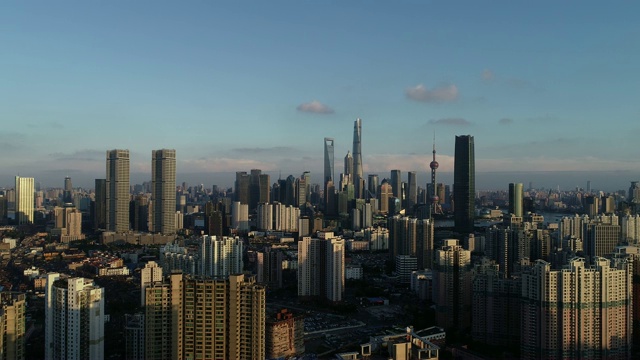 无人机拍摄:日落时上海天际线的4K鸟瞰图视频素材
