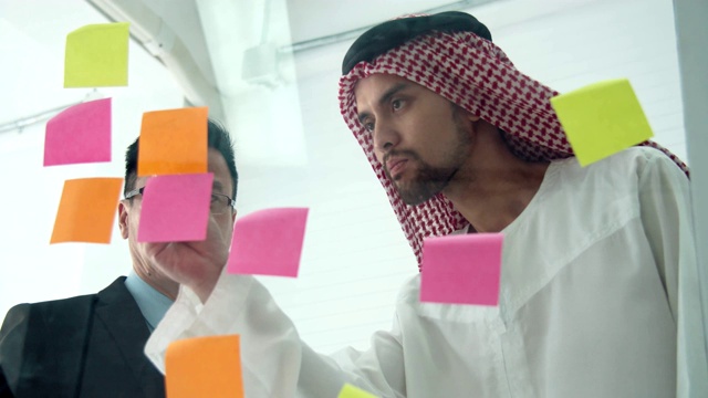 身穿伊斯兰服装的阿拉伯商人分享经营策略方案构想视频素材 Id Vcg42n Vcg Com