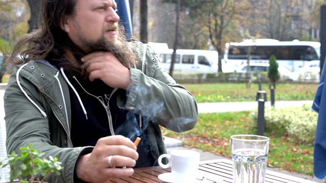 沮丧的男人在街上抽烟café视频素材