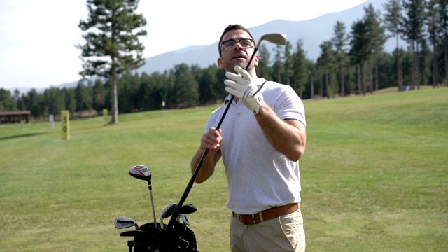 高尔夫球手在高尔夫球场上从包里挑选新球杆视频素材