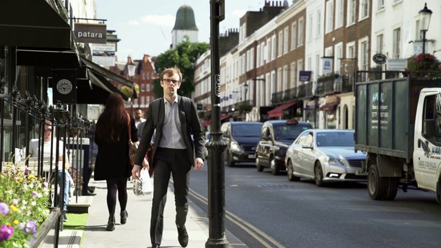 在伦敦骑士桥的比彻姆广场散步的人们视频素材