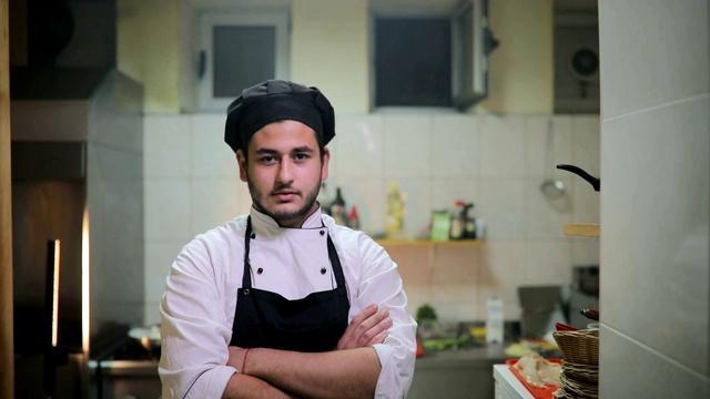 男厨师站在厨房里视频素材
