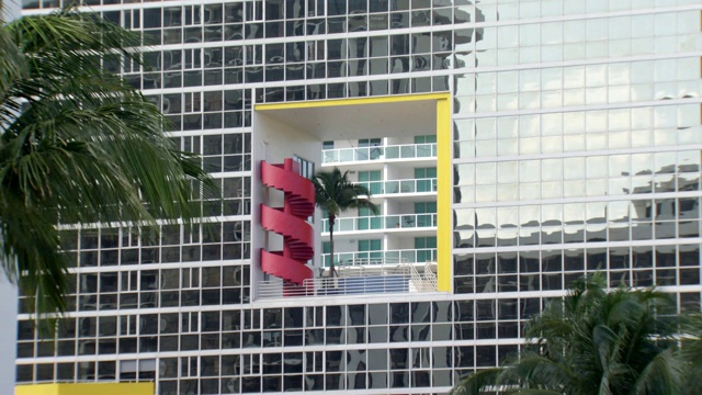 佛罗里达迈阿密，亚特兰蒂斯公寓大楼和带有红色螺旋楼梯、棕榈树和按摩浴缸的棕榈庭院视频下载
