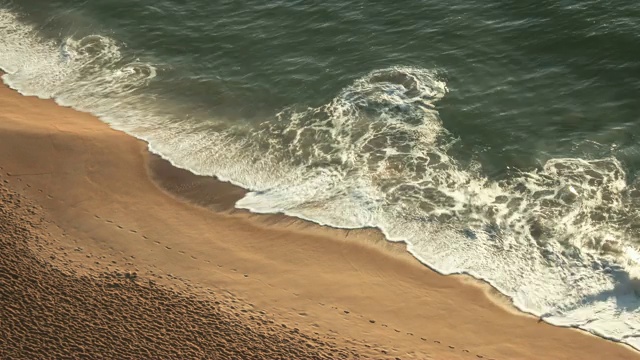 4K时间推移-海浪在白天冲击海岸视频下载