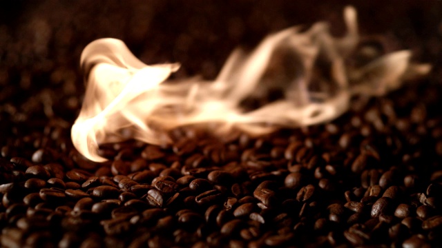 在明火上烘焙咖啡豆视频下载