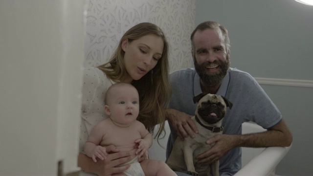 幸福的家庭，宝宝和浴缸里的哈巴狗视频素材