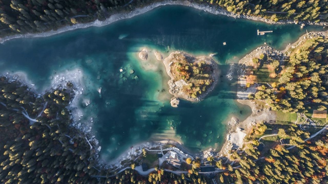在秋季森林湖山脉，考马西，瑞士航拍4k视频素材