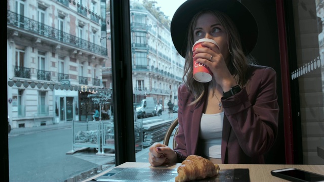 喝着咖啡的法国美女视频素材
