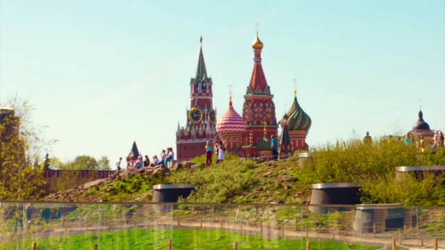 时间流逝。人们在莫斯科的扎里亚耶公园散步。视频素材