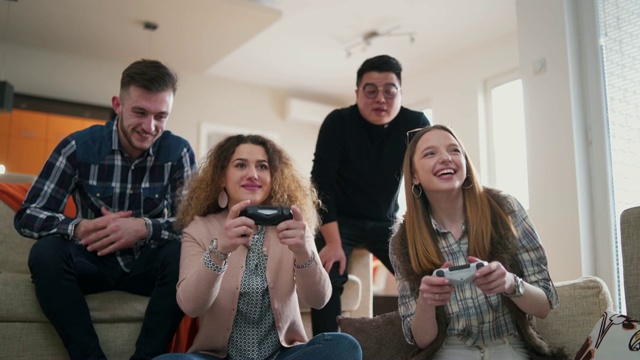 兴奋的朋友在玩电子游戏视频素材