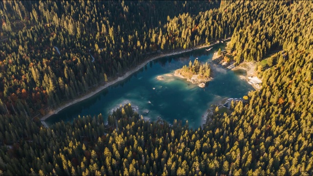湖秋季森林山，考马西瑞士，空中4k视频素材