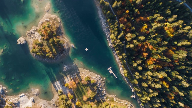 阳光明媚的秋天森林湖山脉，海拔4k视频素材