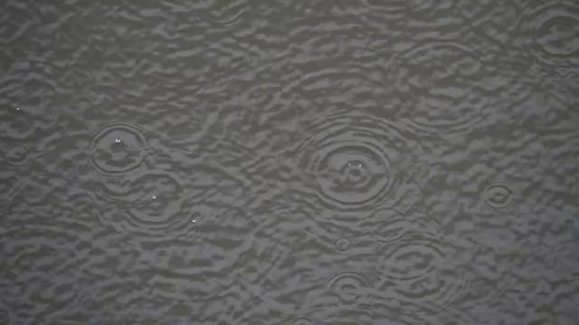 慢动作特写镜头的水面上的小雨在早春。美丽的自然景色，具有冥想催眠的效果。全高清镜头1920x1080, 180 FPS。视频素材