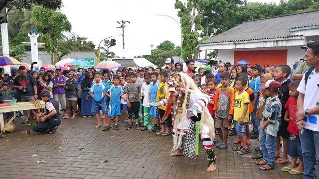 来自东爪哇的传统舞蹈和传统音乐。视频下载