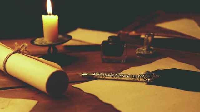 在烛光下用旧羽毛笔写在羊皮纸上视频下载