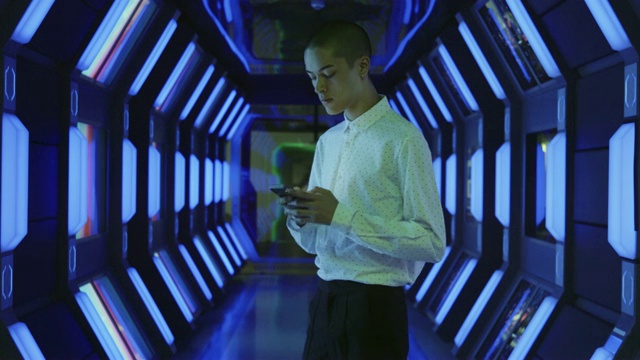 商人在宇宙飞船走廊使用电话视频素材