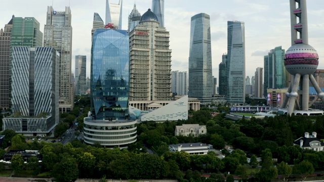 无人机拍摄:上海天际线4K鸟瞰图视频素材
