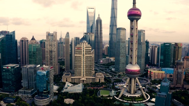 无人机拍摄:上海天际线4K鸟瞰图视频下载