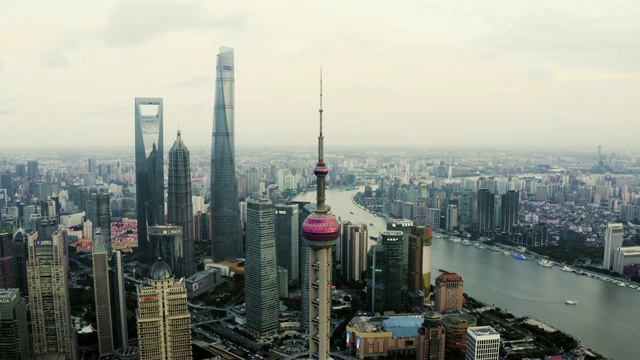 无人机拍摄:上海天际线4K鸟瞰图视频素材