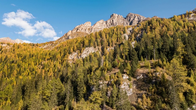 高山瀑布阿尔卑斯山秋季瓦尔斯瑞士航拍4k视频素材