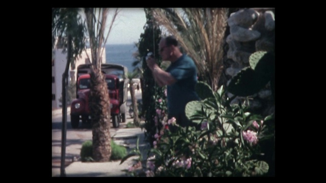 1963年一对夫妇开着小摩托经过视频下载