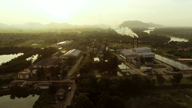 冒烟的工业，无人机拍摄的地平线上日落的剪影视频素材