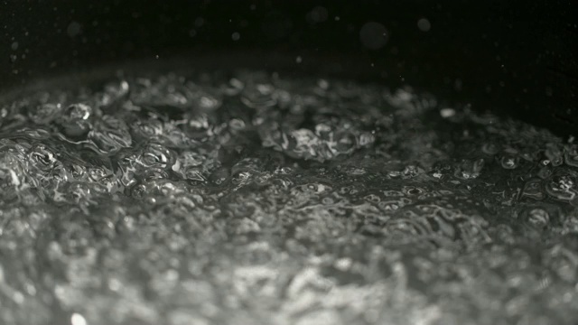微距，距离:小水滴从沸水锅里飞出来视频素材