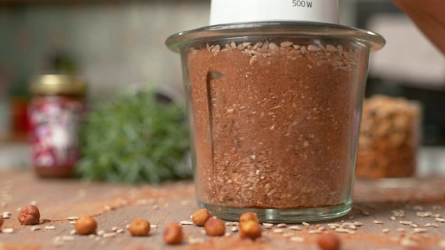 在搅拌机中混合自家出产的榛子、葵花籽和可可粉视频下载