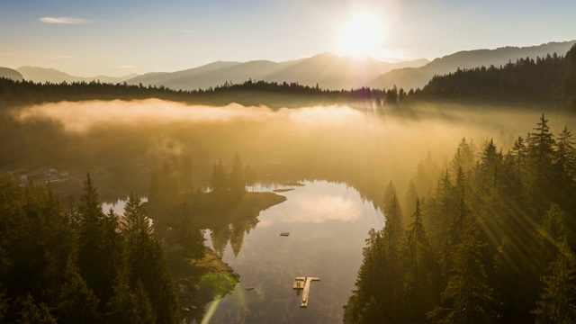 日出，雾蒙蒙的山，考马西湖，瑞士，Aerial 4k视频素材