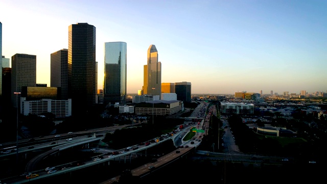德克萨斯州休斯顿的无人机在日出时俯瞰高速公路和交通视频素材