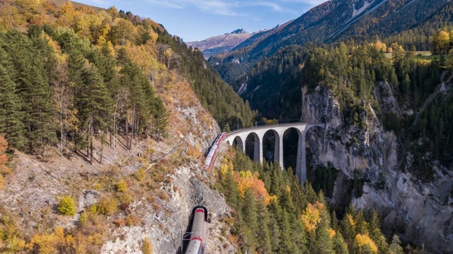 瑞士高架桥火车Landwasser秋季航空4k视频素材
