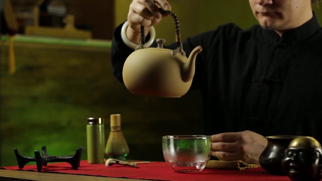 一名男子根据抹茶的传统配方泡茶视频下载
