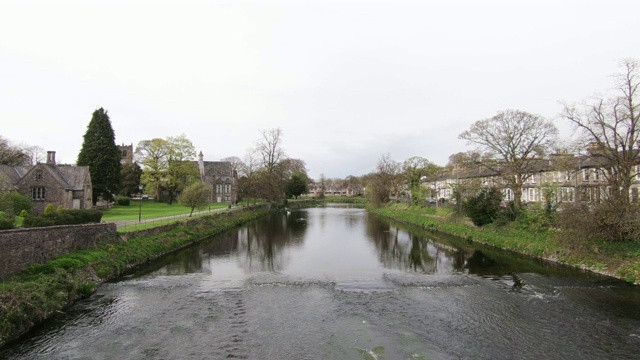 肯特河流经英国坎布里亚郡的肯德尔视频素材