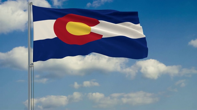 科罗拉多州国旗在多云的天空中迎风飘扬视频下载