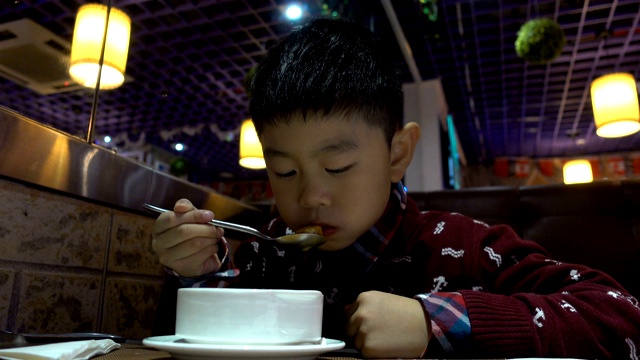 亚洲男孩在西餐厅喝汤视频下载