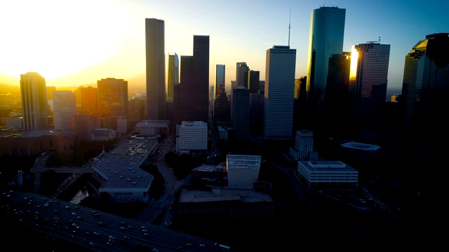 日出的阳光穿过休斯顿，德克萨斯州的城市景观视频下载