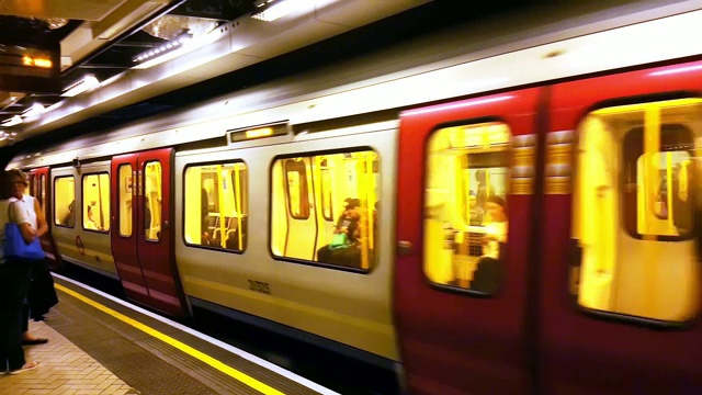 伦敦地铁进站视频下载
