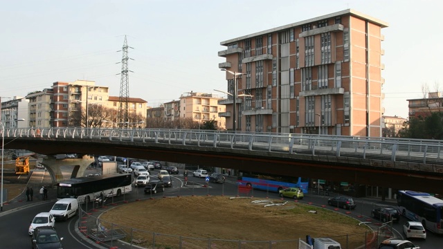 有轨电车穿过佛罗伦萨的诺沃利区。意大利。视频素材