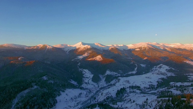 冬季山脉的鸟瞰图视频素材
