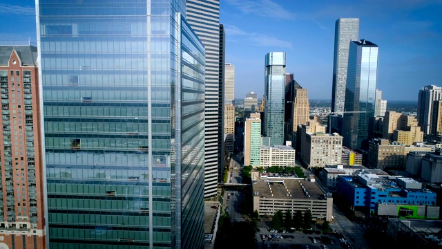 现代玻璃摩天大楼后退无人机在休斯敦，德克萨斯州，美国塔视频素材